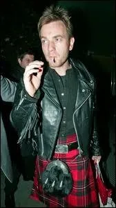 Ewan marie kilt et perfecto. Selon une tude rcente, le port du kilt traditionnel... ?