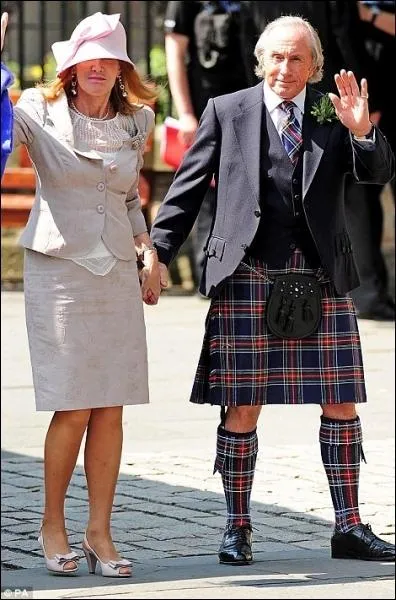 Le coureur automobile Jackie Stewart est ici  un mariage royal vtu d'un kilt. Le kilt traditionnel se porte avec une cravate noire et une chemise plutt. . ?