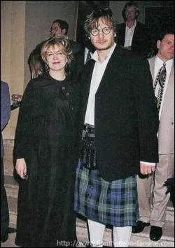Liam Neeson porte le kilt, qui est une jupe courte. La longueur du kilt est au genou. Comment mesure-t-on cette longueur ?