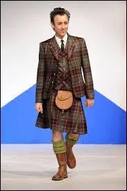Trs trs classe et sr de lui, c'est l'acteur Alan Cumming (l'amusant Elie Gold dans The good wife). Le kilt est une jupe portefeuille plisse...