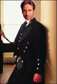Ultra sduisant en kilt, c'est David Duchovny. Le kilt est fait d'un tissu de laine color d'un  tartan , mot dont la traduction signifie... ?