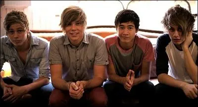 Comment s'appelle une de leurs premires parties durant leur concert du Royaume-Uni ?