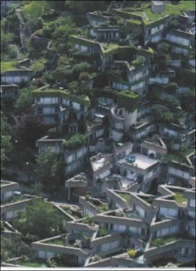Un ensemble architectural et urbain original fut construit entre 1974 et 1981. Quel est son nom ?