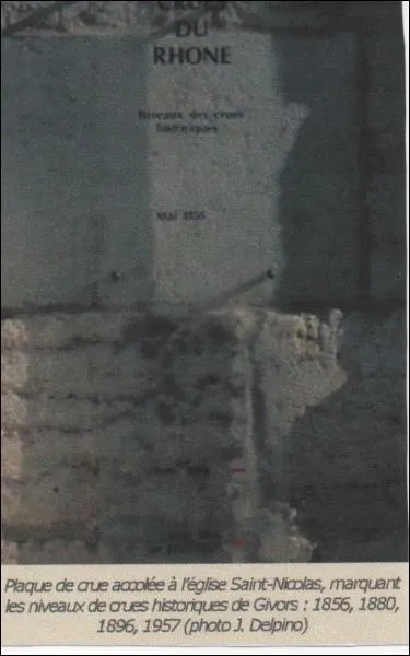 Le fleuve a nui  la ville  cause de ses fortes crues. Sur quel btiment peut-on voir une chelle des crues ?