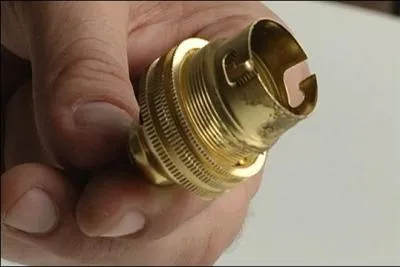 En vieil argot le mot est synonyme d'argent. De nos jours il dsigne la partie d'une lampe o est introduit le culot de l'ampoule. Pour trouver ce mot, devant  ouille  vous mettrez un...