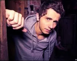 Comment s'appelle l'mission qui passe le dimanche de 21h00  00h00 ?