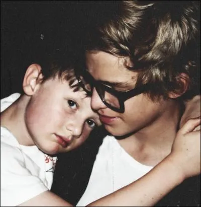 Comment s'appelle son frre ?