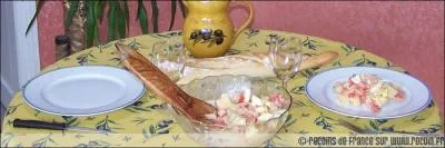 Passons la frontire transalpine pour une petite excursion dans la salade pimontaise, quel ingrdient contient-elle ?