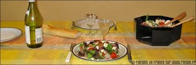 Un petit tour chez les bougnats, a vous tente ? Alors quels fruits participent  la composition d'une salade auvergnate ?