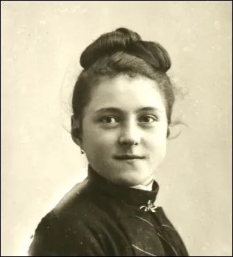 Elle est ne en 1873 dans une famille de commerants. Dans quelle ville ?