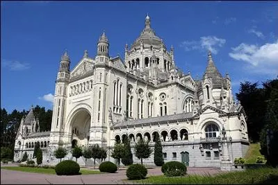 Pour accueillir les nombreux plerins venant se recueillir  Lisieux, la construction d'une basilique fut dcide. Commencs en 1929 les travaux se sont achevs en...