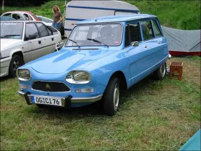 Et cette voiture au look un peu ancien ?