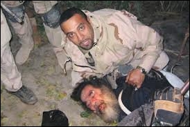 Quelle phrase a prononcé Paul Bremer, administrateur civil en Irak, le 13 décembre 2003, juste après l'arrestation de Saddam Hussein ?