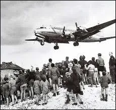 D'aprs la lgende, un avion arrivait pour approvisionner les Berlinois de l'ouest toutes les...