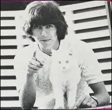 Ce joli chat blanc semble obir  celui qui lui dit de regarder la camra, qui est ?