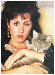 C'est Valerie Landsburg qui tient ce joli chat dans ses bras. Vous souvenez-vous dans quelle srie  succs elle tait l'un des rles principaux ?