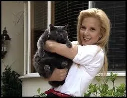 Le bon gros ppre chat est dans les bras de la souriante... ?