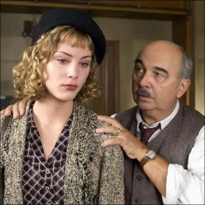 Elle tait  Douce , la chanteuse du music-hall le  Chansonia  dans  Faubourg 36 , film de Christophe Barratier en 2008 ... . .