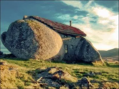 Stone House, la maison de pierre, tant situe en rase campagne, je ne vous demanderais pas la ville, mais exceptionnellement le pays, vous pouvez cliquer en dgustant un bon madre !