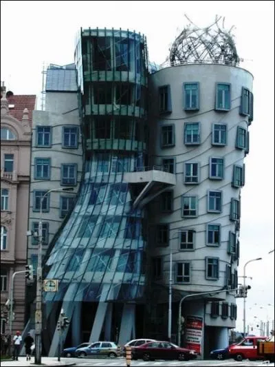 Si vous avez eu l'occasion de visiter cette ville, vous avez pu photographier le  Dancing Building  !