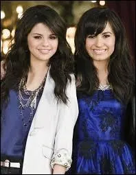 Qui est cette chanteuse a ct de Selena Gomez ?