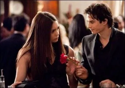 Dans quel pisode Damon a-t-il offert une rose  Elena ?