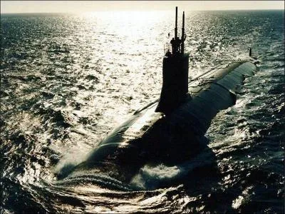 Comment s'appelle le sous-marin auquel on donne la chasse dans un roman de Tom Clancy ?