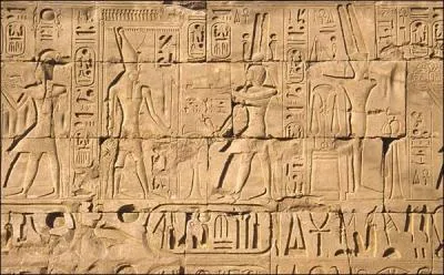 Quel est le nom des caract�res �crits de l'Egypte ancienne ?
