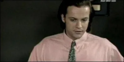 Comment Thomas Fava drogue-t-il Hélène à son insu, lorsqu'elle enregistre une chanson au studio ?