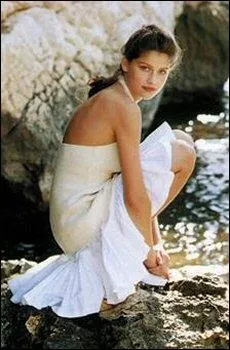 Latitia Casta est-elle plus ou moins grande qu'Adriana Karembeu ?