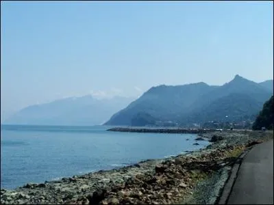 La mer Noire est-elle plus ou moins tendue que la mer Adriatique ?