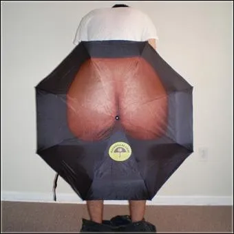 Ce n'tait pas la peine de baisser son pantalon... L'imprim du parapluie tait sufisamment explicite ! Voil un accessoire devenu bien utile pour... ?
