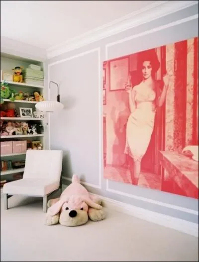 Ceci est un lgant dcor de chambre d'enfant. Ce qui est toutefois tonnant, c'est le choix du tableau, qui est une photographie de Liz Taylor en combinaison... ?