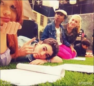 Avec qui crit-elle des chansons ?