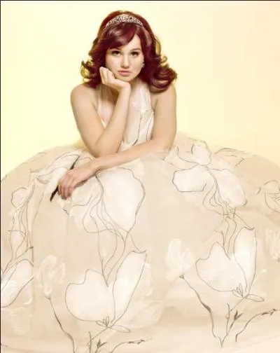 Quelle est la langue que sait parler Debby aussi bien que l'anglais ?