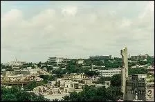Cette ville se situe dans un pays africain, elle est la capitale de son pays. Elle se situe sur l'ocan Indien. Sa population est de plus de 1 353 000 habitants (depuis 2009). Quelle est cette ville ?