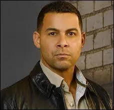 Comment s'appelle l'acteur qui joue Javier Esposito ?