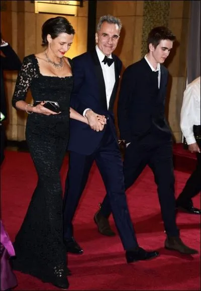 Voici une photo rcente du garon, avec son pre et l'pouse de ce dernier. Quelle vocation a ce garon, aujourd'hui g de 17 ans ?