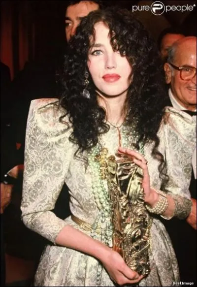 A la Crmonie des Csars de 1989, o elle reoit  nouveau un Csar de la meilleure actrice pour Camille Claudel , elle cr un vnement. Vous souvenez-vous de quoi il s'agit ?