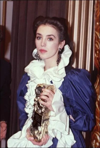 C'est une photographie d'Isabelle Adjani recevant son premier Csar de la meilleure actrice. Combien en a-t-elle reus en tout, depuis ses dbuts  2013 ?