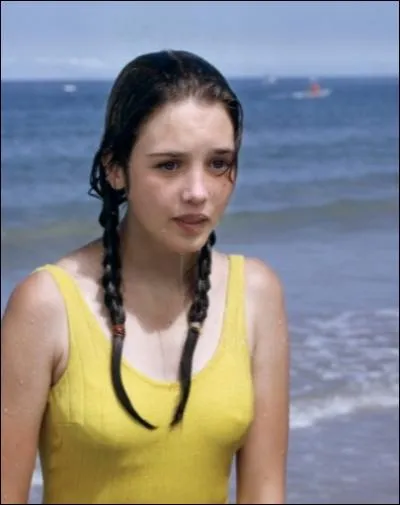 Tenant  tout prix   jouer , elle se prsente toute jeune (et est choisie) au casting du tlfilm ?