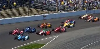 À Indianapolis, sachant que la course se déroule sur 500 miles et que le vainqueur roule à une vitesse moyenne de 268 km / h, combien de temps mettra-t-il pour remporter l'épreuve ?