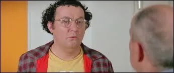 Dans  L'aile ou la cuisse , quelle activit parallle exerce Coluche jusqu' ce que son pre (Louis De Funs) la dcouvre ?