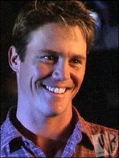 Qui est cette personne et avec qui sort-il ?