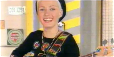 Qui Cynthia remplace-t-elle dans le groupe ?