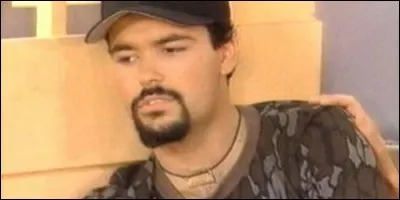 Christophe partage un appartement avec :