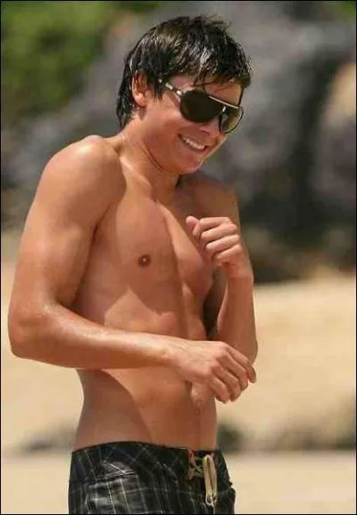 L't dernier il est parti en vacances avec Vanessa Hudgens. Mais o ?