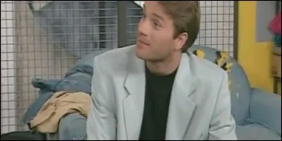 Qui tombe sous le charme de Bertrand, un producteur de disques ?