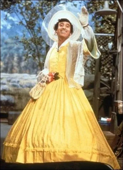 L'acteur Jamie Farr, ici en Scarlett O'hara (en fait il est le Caporal Klinger), a tenu un rle de travesti tout au long des 9 saisons de cette srie TV  succs. Laquelle ?