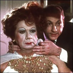 Qui est cette rousse opulente, en fait un dput conservateur, qui se travestit pour quitter une bote de nuit discrtement ?